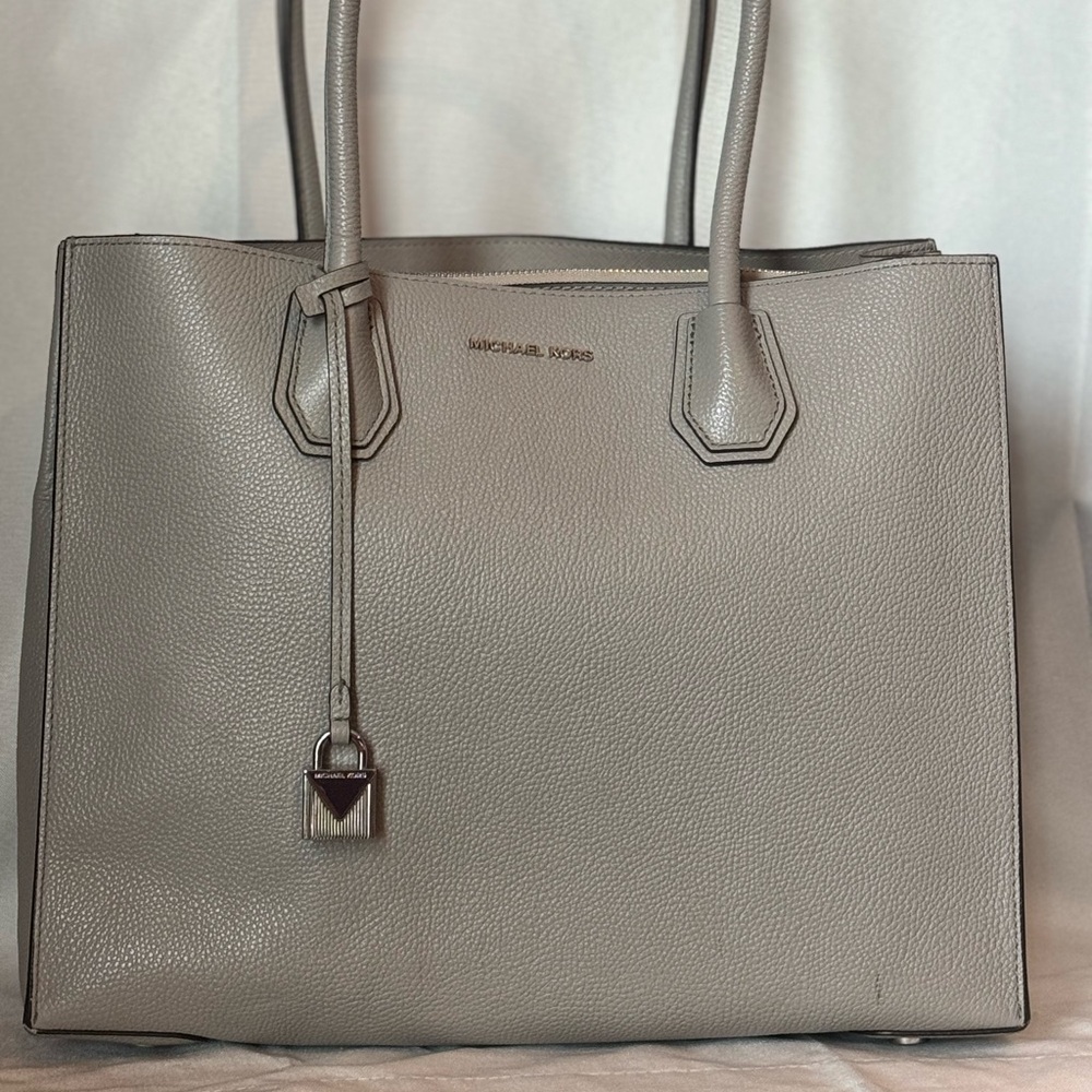 Micheal Kors Purse - Picture 1 of 11